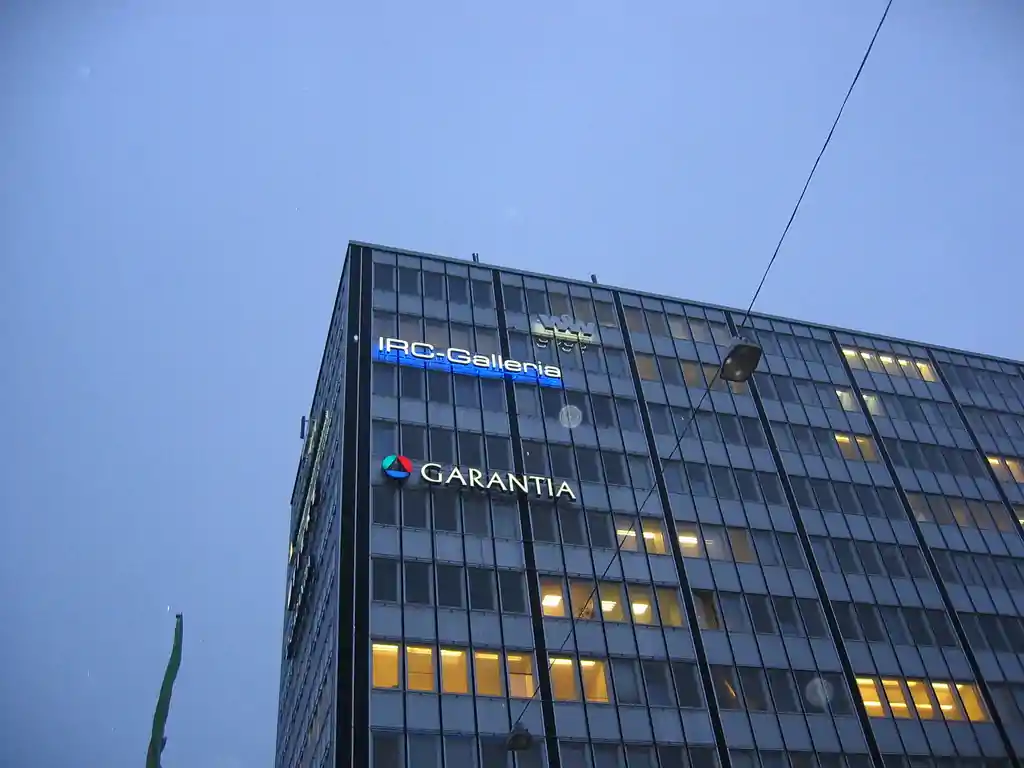 autotalon toimistoseinä Kampissa, jossa IRC-gallerian logo