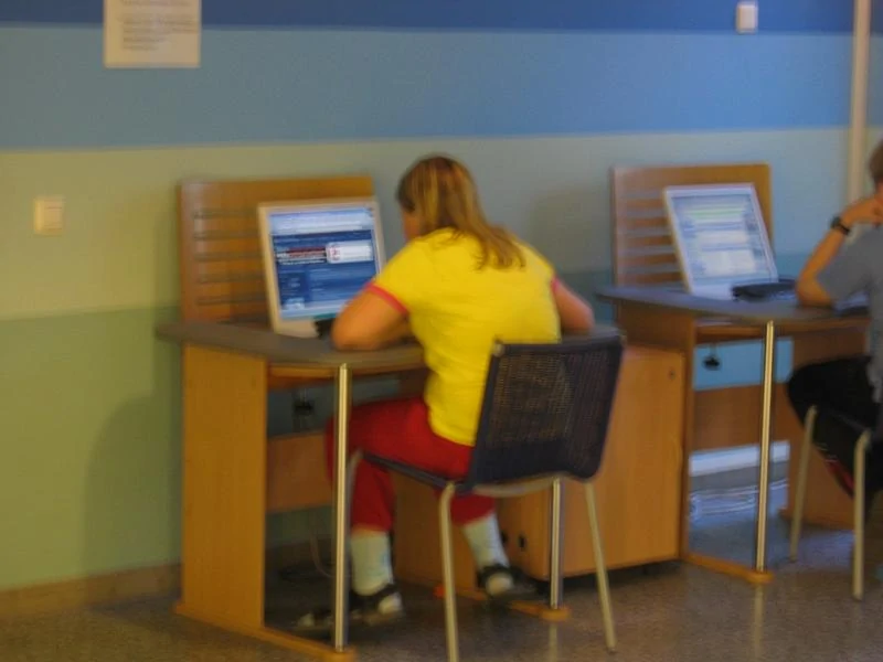 Pieni tyttö irc-galleriassa pöytätietokoneella